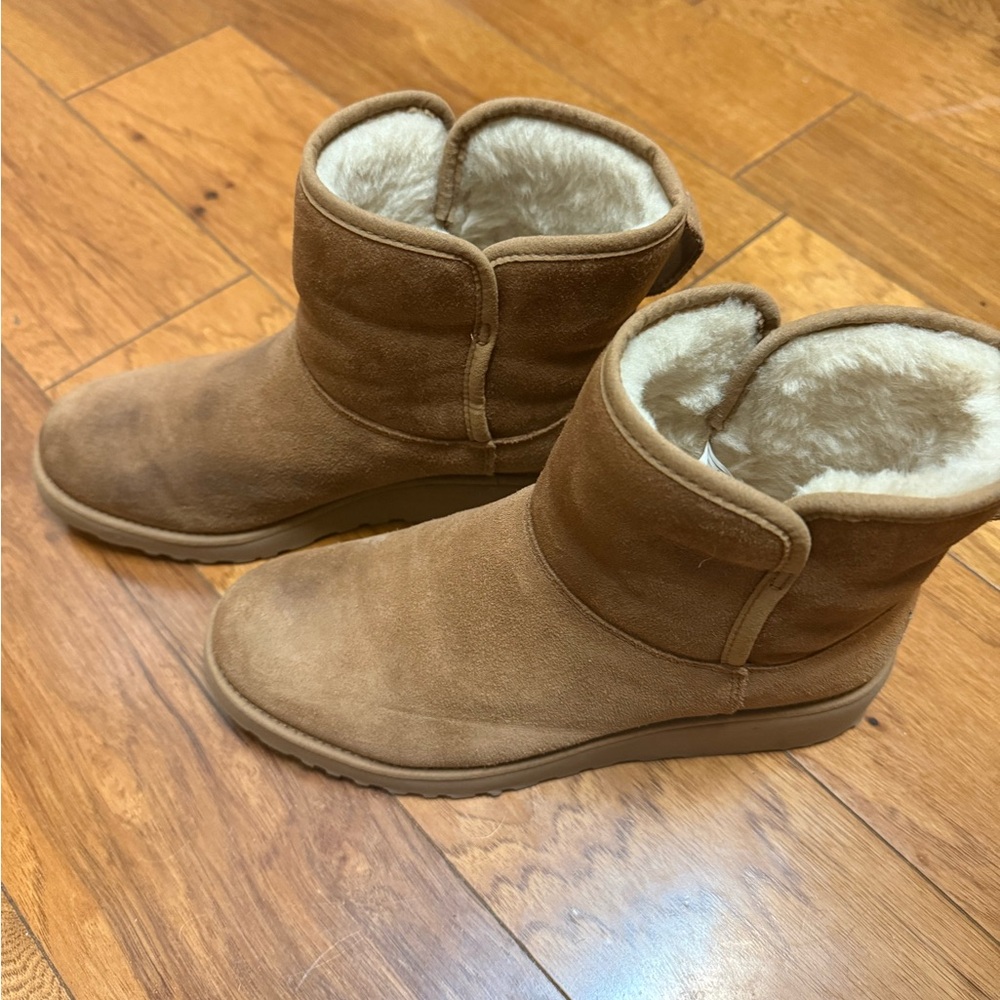 Closet clean out! UGG Women's Boots - Picture 2 of 6